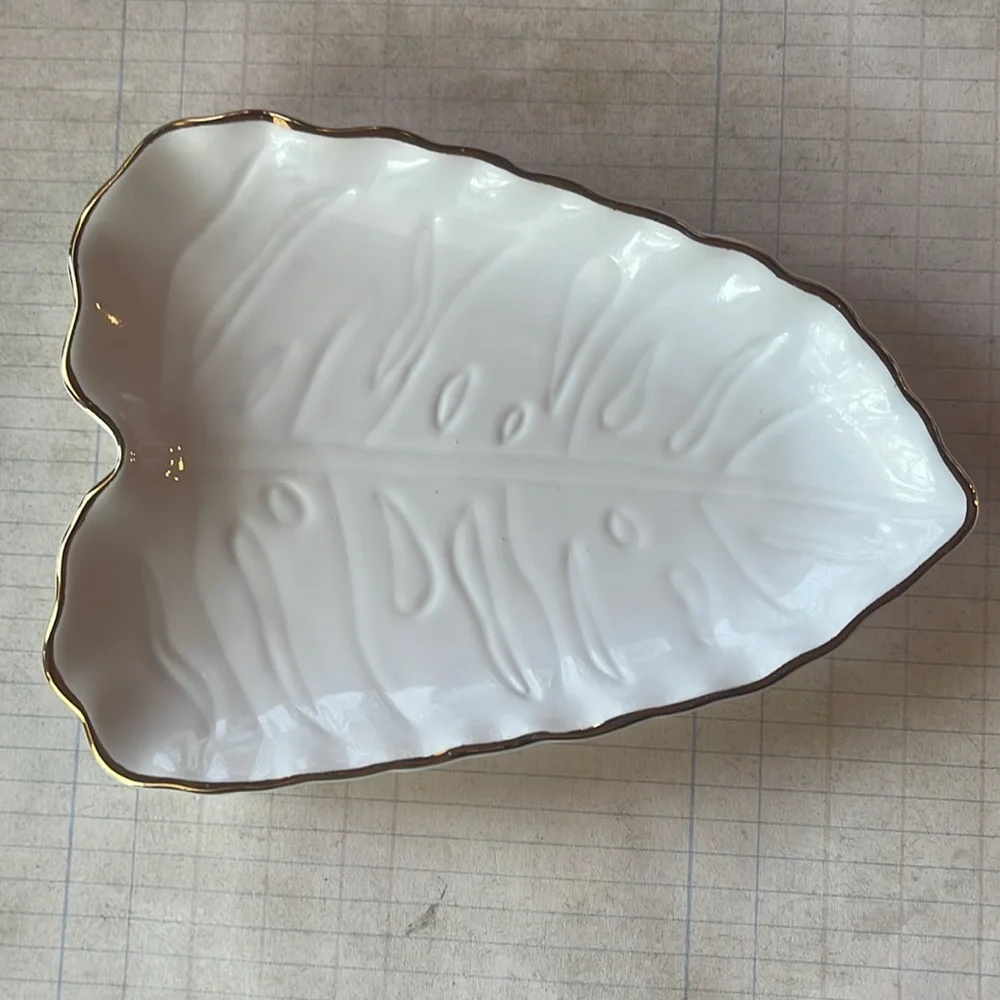 Lilly Pulitzer Leaf Trinket Tray in Resort White